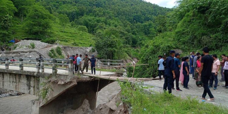 भोजपुरका बाढी पहिरो पीडितलाई कोशी प्रदेश सरकार द्वारा राहत वितरण 