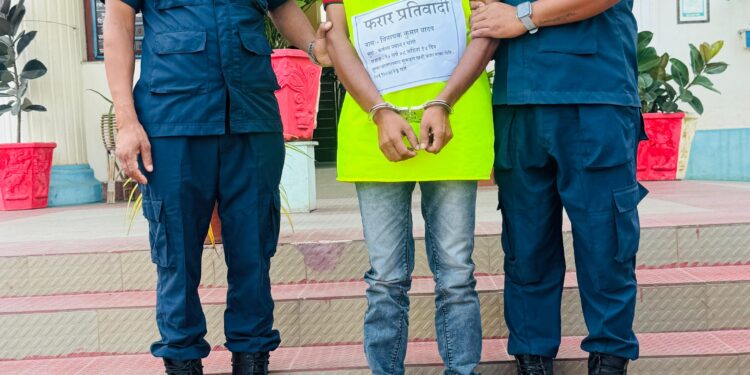 सुनसरी प्रहरीद्वारा झुम्का कारागारबाट सुरुङ्ग खनी फरार रहेका कैदीलाई पुनः पक्राउ गरी सार्वजनिक